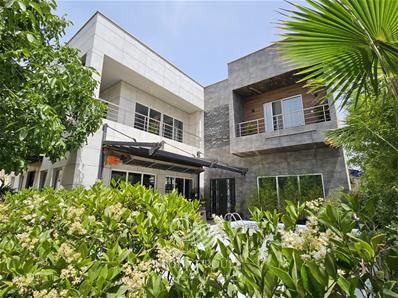 940 متر باغ ویلای فوق‌العاده زیبا ، 300 متر ویلا دوبلکس 3 خواب ، استخر 4 فصل ، 2 تراس با ویوی عالی ، انشعابات قانونی ، مجوز ساخت ، پایان کار ، سند 6 دانگ ، فضاسازی عالی و داخل بافت برای اقامت دائم