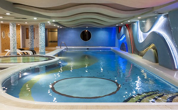 تاسیسات استخر در باغ ویلا 