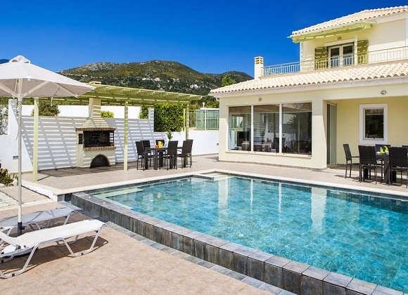 نگهداری از استخر در باغ ویلا